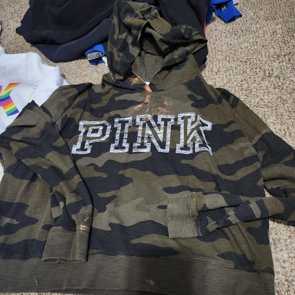6 Hoodies - Picture 2 of 5